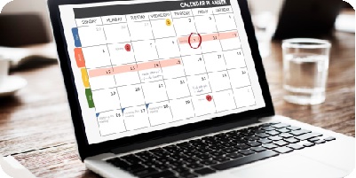 Computador portátil mostrando un calendario de planificación